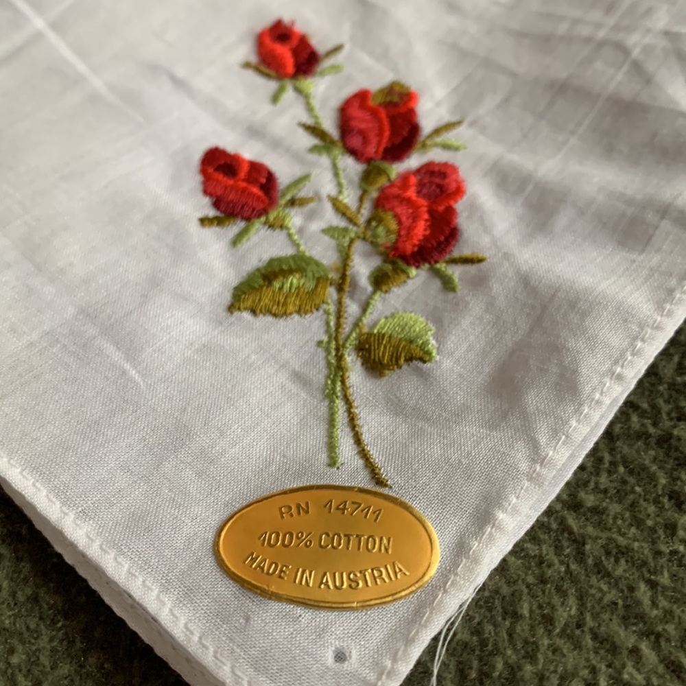 Lot of 4 embroidered handkerchiefs.  Approximately 12 x 12 - Picture 3 of 6